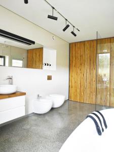 a bathroom with two sinks and two toilets at Dom na jurze in Zawiercie