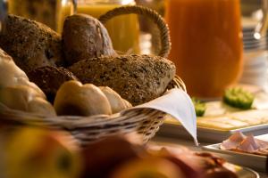 a basket filled with bread on top of a table at Finkenhof - Haus Meersmannufer in Hannover