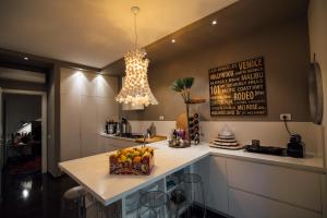 A kitchen or kitchenette at Atmosfere Puniche b&b