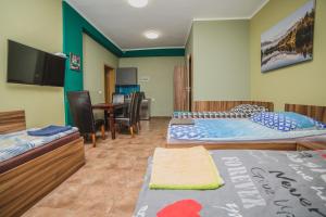 Posteľ alebo postele v izbe v ubytovaní Noclegi Andersa