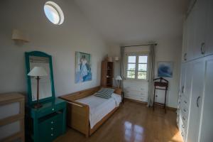 スカフィディアにあるVilla Ilidaのベッドルーム1室(ベッド1台、ドレッサー、窓付)