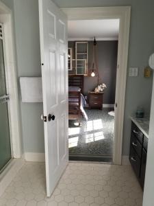 eine offene Tür zu einer Küche mit einem Zimmer in der Unterkunft Woodland Retreat - Wanderlust in Woodland