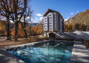 uma grande piscina em frente a um edifício em Departamento Sector Nevados de Chillan Wentrukal Turismo em Nevados de Chillan