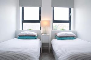 Una cama o camas en una habitación de Central 2 Bedroom Apartment with Free Parking