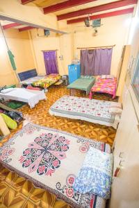 um quarto com vários colchões sentados no chão em Somit Paying Guest House em Varanasi