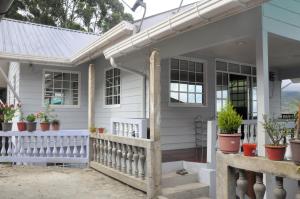 Balkón nebo terasa v ubytování Azrien Homestay Kundasang