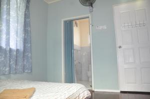 Azrien Homestay Kundasang tesisinde bir odada yatak veya yataklar
