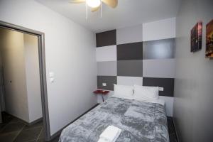 Postel nebo postele na pokoji v ubytování Trendy Living in Monastiraki