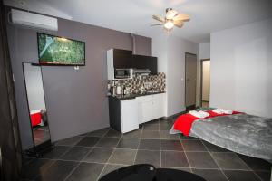 Postel nebo postele na pokoji v ubytování Trendy Living in Monastiraki