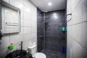 Koupelna v ubytování Trendy Living in Monastiraki + 33 fotografií