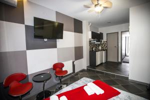 TV a/nebo společenská místnost v ubytování Trendy Living in Monastiraki