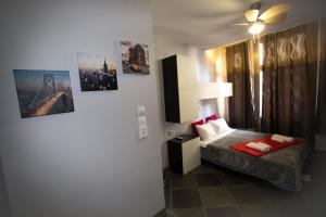 Postel nebo postele na pokoji v ubytování Trendy Living in Monastiraki