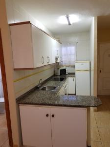 Kuchnia lub aneks kuchenny w obiekcie Apartamentos Olympia Garden
