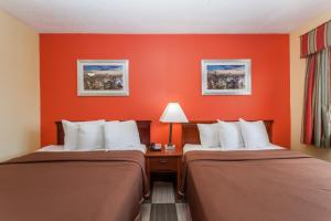 Ein Bett oder Betten in einem Zimmer der Unterkunft Travelodge by Wyndham Jersey City