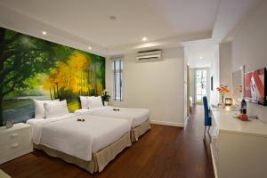 Postel nebo postele na pokoji v ubytování Hanoi La Selva Hotel