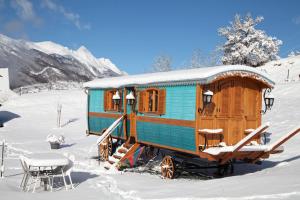 冬天的Roulottes Montagne Pyrenees