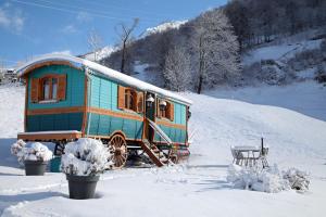 冬天的Roulottes Montagne Pyrenees