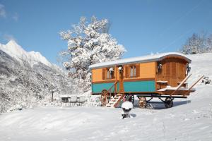 吕兹-圣索沃尔Roulottes Montagne Pyrenees的一辆火车车停在雪地里