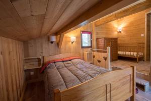 Ένα ή περισσότερα κρεβάτια σε δωμάτιο στο chalet Noyer - Domaine du Fraizier