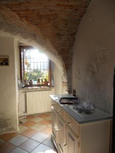 a kitchen with a counter and a window in a room at B&B Renzano bedrooms in Salò