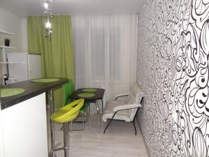 a room with a kitchen with a table and chairs at Apartment on Aviatorov 23 in Krasnoyarsk