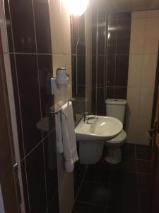 Ett badrum på Karayel Hotel