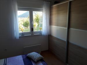sypialnia z łóżkiem i oknem w obiekcie Little Mostar house w mieście Mostar