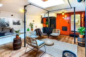una sala de estar con sillas y un sofá en una habitación en Asile Flottant, en Ámsterdam