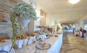 a large room with aasteryasteryasteryasteryasteryasteryasteryasteryasteryasteryastery at Garda Hotel San Vigilio Golf in Pozzolengo