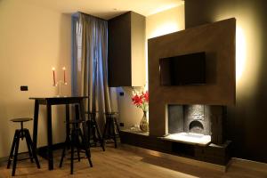 ミラノにあるSforza Apartment Near Duomoのリビングルーム(暖炉、テレビ付)