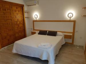 Łóżko lub łóżka w pokoju w obiekcie Apartamentos Olympia Garden