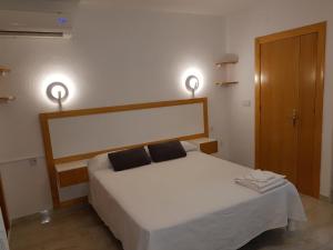Łóżko lub łóżka w pokoju w obiekcie Apartamentos Olympia Garden