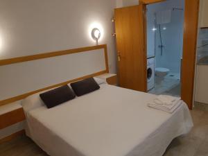 Łóżko lub łóżka w pokoju w obiekcie Apartamentos Olympia Garden
