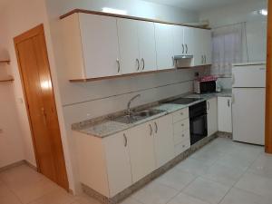 Kuchnia lub aneks kuchenny w obiekcie Apartamentos Olympia Garden