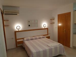 Łóżko lub łóżka w pokoju w obiekcie Apartamentos Olympia Garden