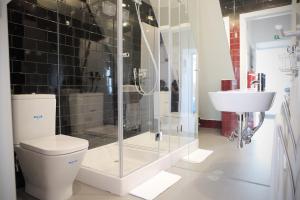 Un baño con ducha, inodoro y lavabo. en Vila Santa Marinha, en Lisboa 19 fotos más