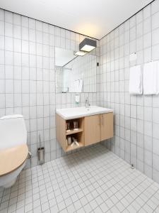 A bathroom at Frederik VI's Hotel