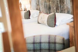 a bedroom with two beds with pillows at The White Buck in Burley