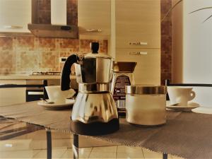 メストレにあるCentral Apartmentのコーヒーメーカー(キッチンのテーブルに座ってコーヒーメーカー)