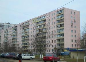 キーウにあるКвартира по проспекту Героев Сталинграда, 13 (Оболонь)の駐車場車を停めた大きな建物