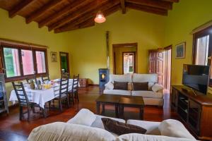 ein Wohnzimmer mit einem Sofa und einem Tisch in der Unterkunft La Casina de Punticiella in El Pito