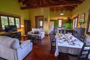 a living room with a dining table and a kitchen at La Casina de Punticiella in El Pito