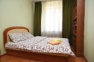 Un dormitorio con una cama con dos bananas. en Квартира по проспекту Героев Сталинграда, 13 (Оболонь), en Kiev