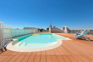 una piscina en la terraza de un crucero en Aurora D'Otranto, en Otranto