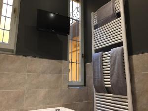 ミラノにあるSUITE 11 NEAR DUOMOのバスルーム(洗面台、鏡付)