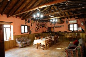 Retuerta de Bullaque的住宿－El Rincón de Cabañeros，一间带桌椅的用餐室