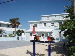 un parquímetro frente a un edificio en Paradise In New Smyrna Beach Florida, en New Smyrna Beach