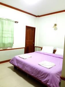 Rayong Phurua Resort tesisinde bir odada yatak veya yataklar