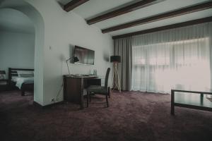 Televízia a/alebo spoločenská miestnosť v ubytovaní Hotel Restaurant Boss