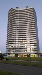 un gran edificio alto con una calle delante en Apartamento Alexander Boulevard, en Punta del Este
